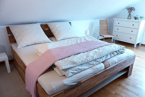 Schlafzimmer mit Doppelbett